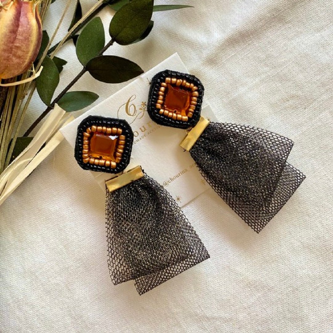 Amber beads and tulle tassel Clip-On, earrings - 耳环/耳夹 - 其他金属 黑色