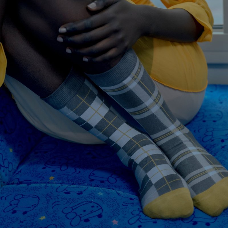 MC003 Lava Grey 熔岩灰不对称格纹芥末黄点缀设计袜 - 袜子 - 棉．麻 灰色