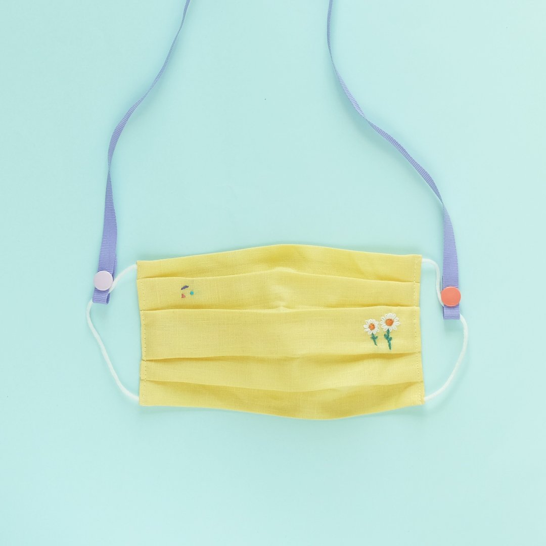 Yellow Linen Mask With Strap - Hand Embroidered Daisies - 口罩 - 棉 黄色