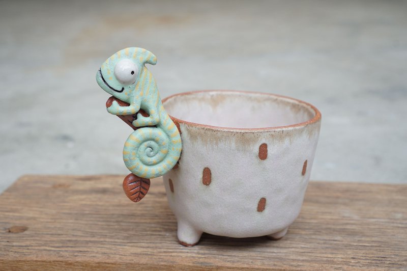 Branch with chameleon plant pot for cactus , handmade ceramic , pottery - 花瓶/陶器 - 陶 卡其色