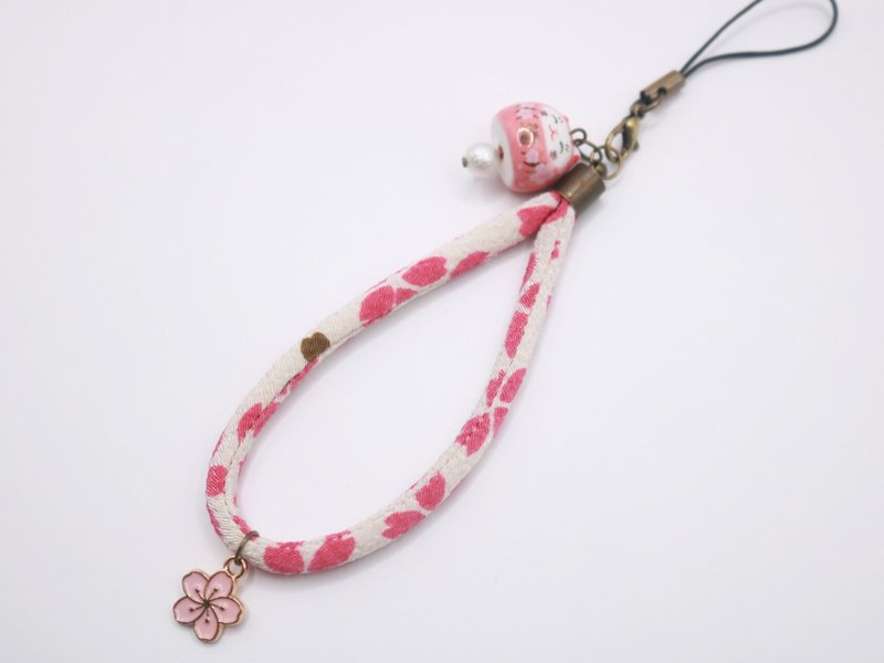 【手作吊饰】 招福猫达摩与樱花吊饰 粉色和风缩缅布 - 挂绳/吊绳 - 棉．麻 粉红色