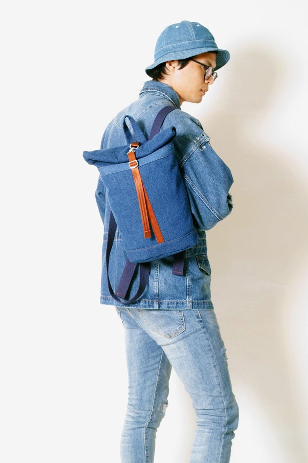 DENIM-手做丹宁牛仔帆布卷盖式后背/平板电脑包 - 后背包/双肩包 - 棉 蓝色