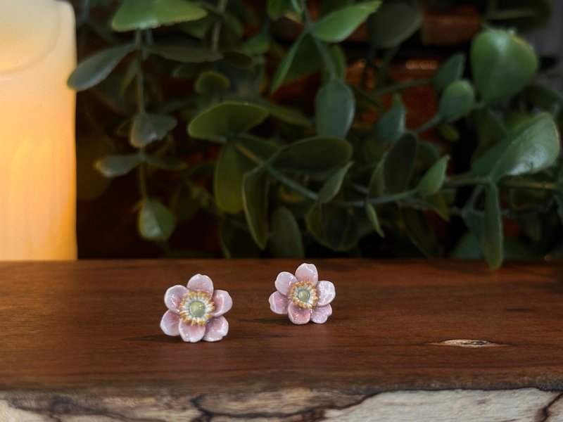 银莲花 白头翁Anemone  粉色 亮漆款 不锈钢耳针 姿婷 TzuTing - 耳环/耳夹 - 陶 粉红色