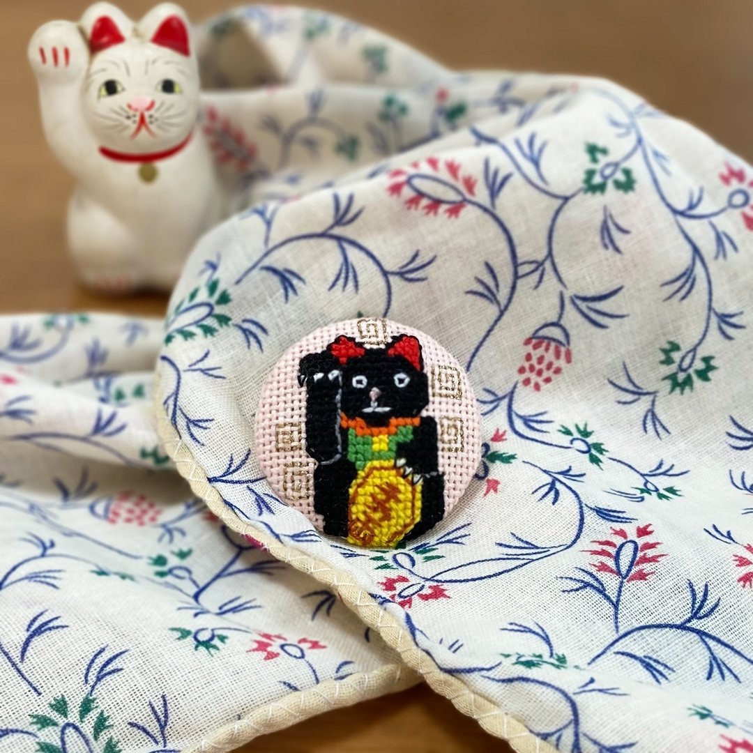 黑色招财猫 十字绣胸针 - 胸针 - 绣线 黑色