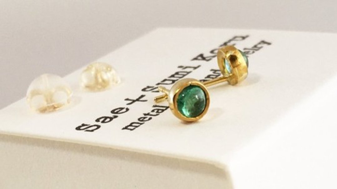 K24 Pure Gold + Emerald Natural Emerald Pure Gold Stud Earrings - 耳环/耳夹 - 其他金属 