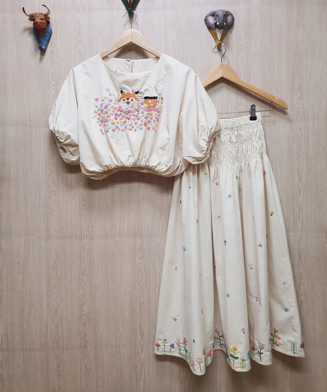 手工刺绣套装 - 衬衫和裙子、棉织物、狐狸、兔子、花田 - 女装上衣 - 绣线 白色