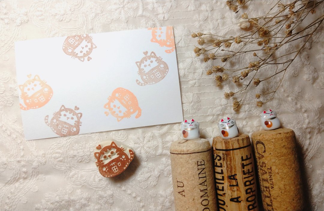 | 展示作品 |【猫之日限定商品】软木塞小猫福神A款 手刻印章 - 印章/印台 - 橡胶 