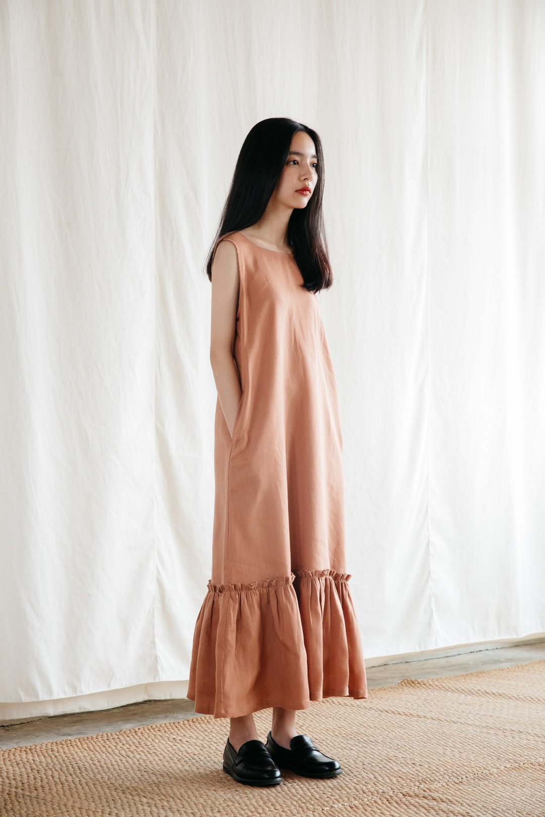 Sleeveless dress with poplin frills in Dusted Clay - 洋装/连衣裙 - 棉 粉红色