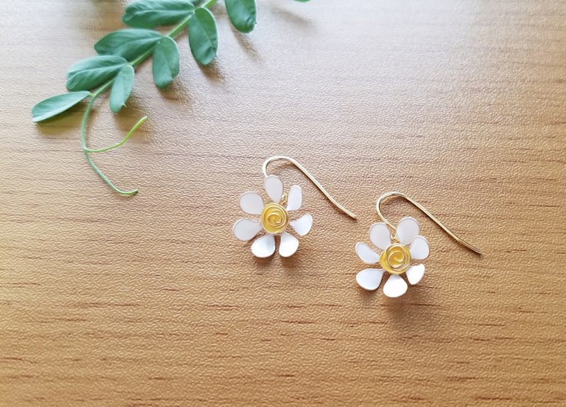 white daisy pierced earrings or clip-on earrings - 耳环/耳夹 - 树脂 白色