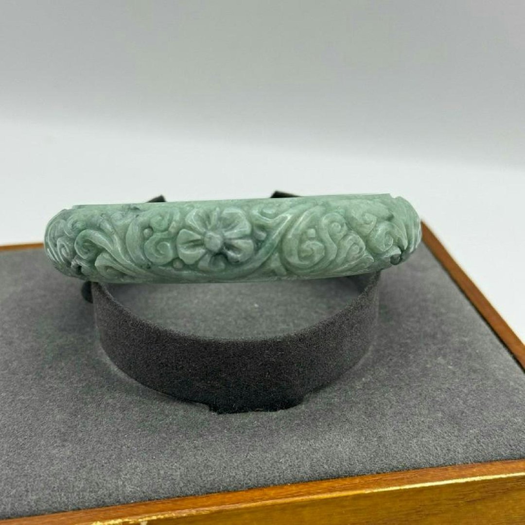 缅甸玉手镯，雕刻花卉与藤蔓，质地光泽，线条自然，内径 58 厘米 - 手链/手环 - 玉石 绿色