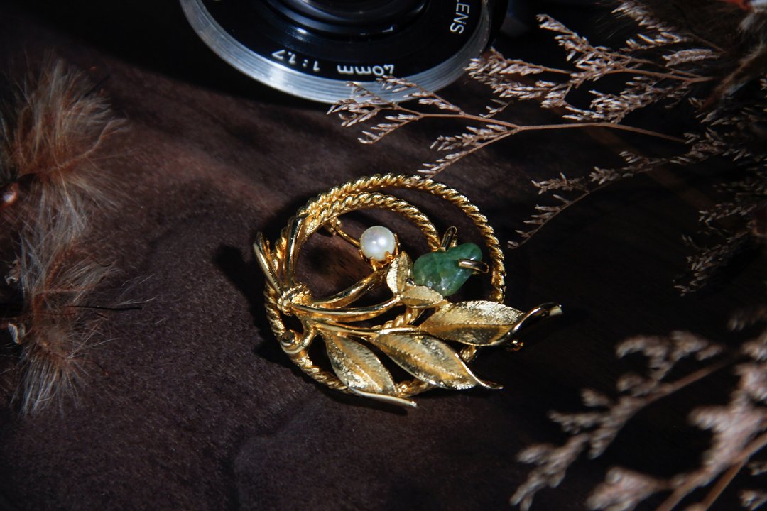 【古董饰品/西洋老件】美国Sarah Coventry玉花园古董胸针 - 胸针 - 玉石 金色