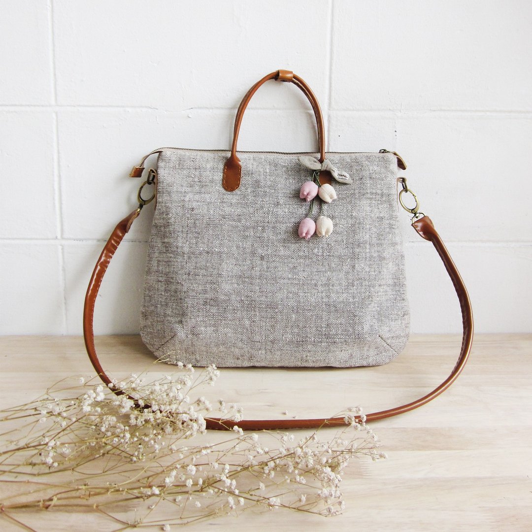 Cross-body Curve Bags Brown Mix White Color with Flower Chains - 侧背包/斜挎包 - 棉 