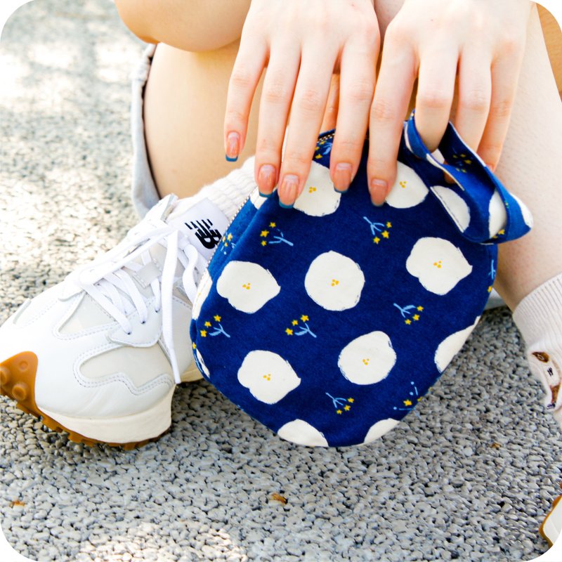 【日本进口厚棉布】小树星星手腕包 #收纳包 #手作包 - 化妆包/杂物包 - 棉．麻 蓝色