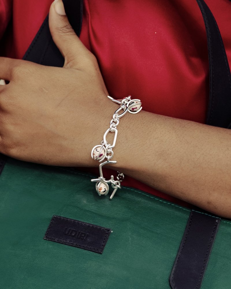 Nkekọ 雕塑手环 – 手工卷制纸珠与回收黄铜 - 手链/手环 - 铜/黄铜 银色