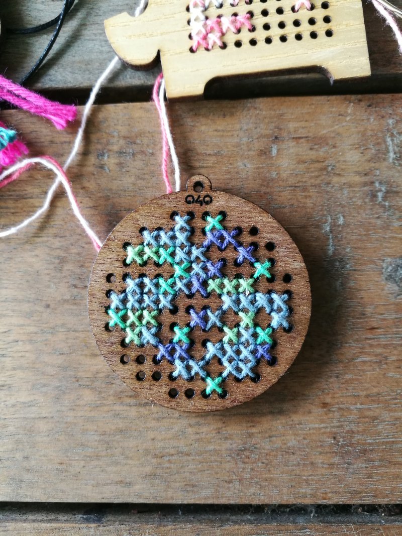 DIY mini Pixels pendant - round shape set - 木工/竹艺/纸艺 - 木头 咖啡色