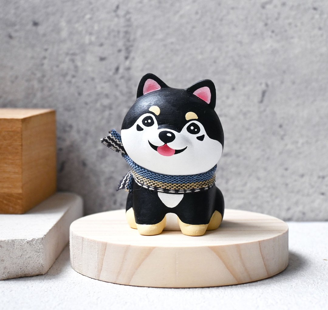笑眯眯萌呆黑柴犬 公仔 笔架 可爱木制疗愈摆饰 手工柴犬小木雕 - 玩偶/公仔 - 木头 黑色
