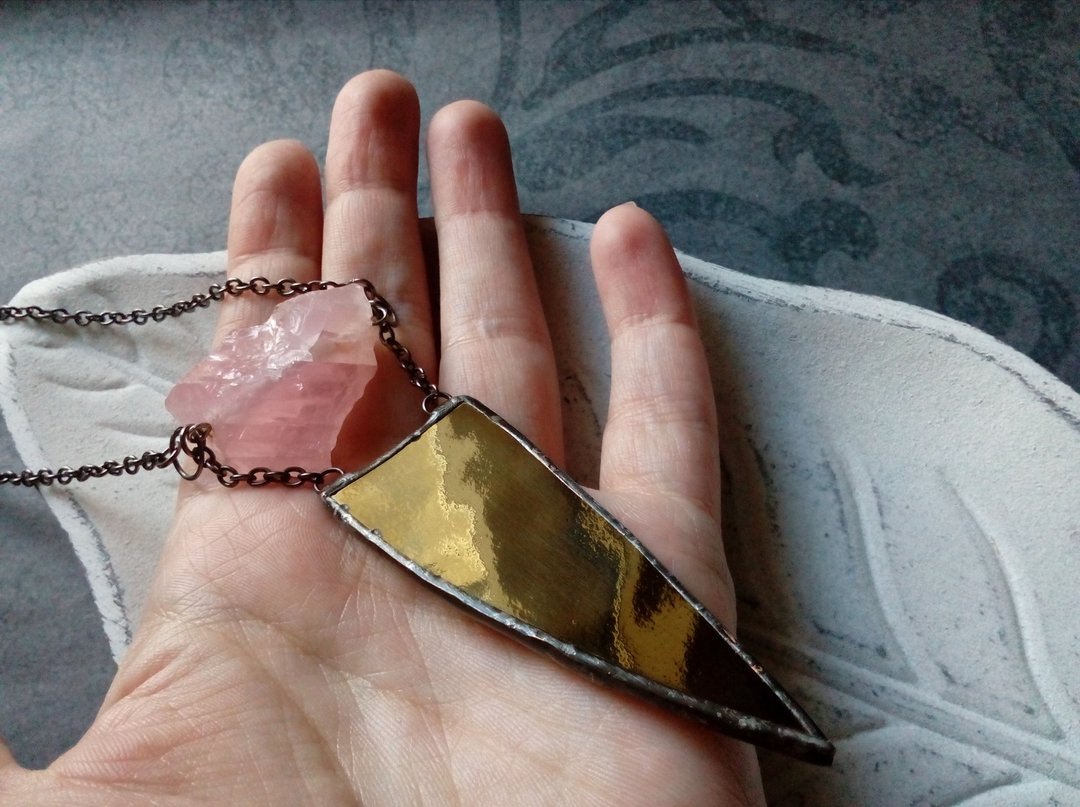 Stained glass and rose quartz necklace, tiffany gold iridescent spike pendant. - 项链 - 玻璃 粉红色
