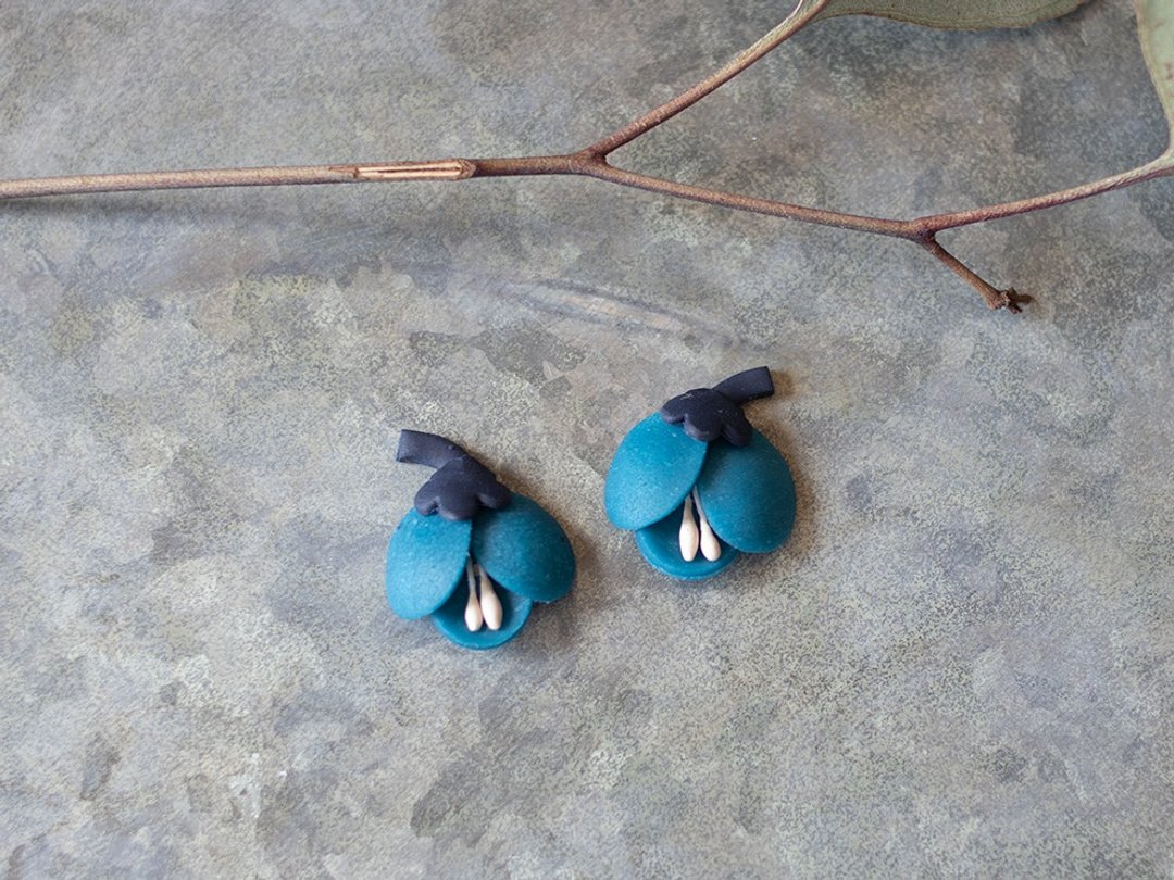 Cut Flower Earrings / cerulean blue - 耳环/耳夹 - 粘土 白色