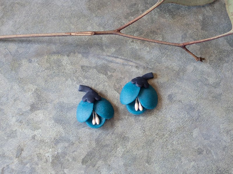 Cut Flower Earrings / cerulean blue - 耳环/耳夹 - 粘土 白色
