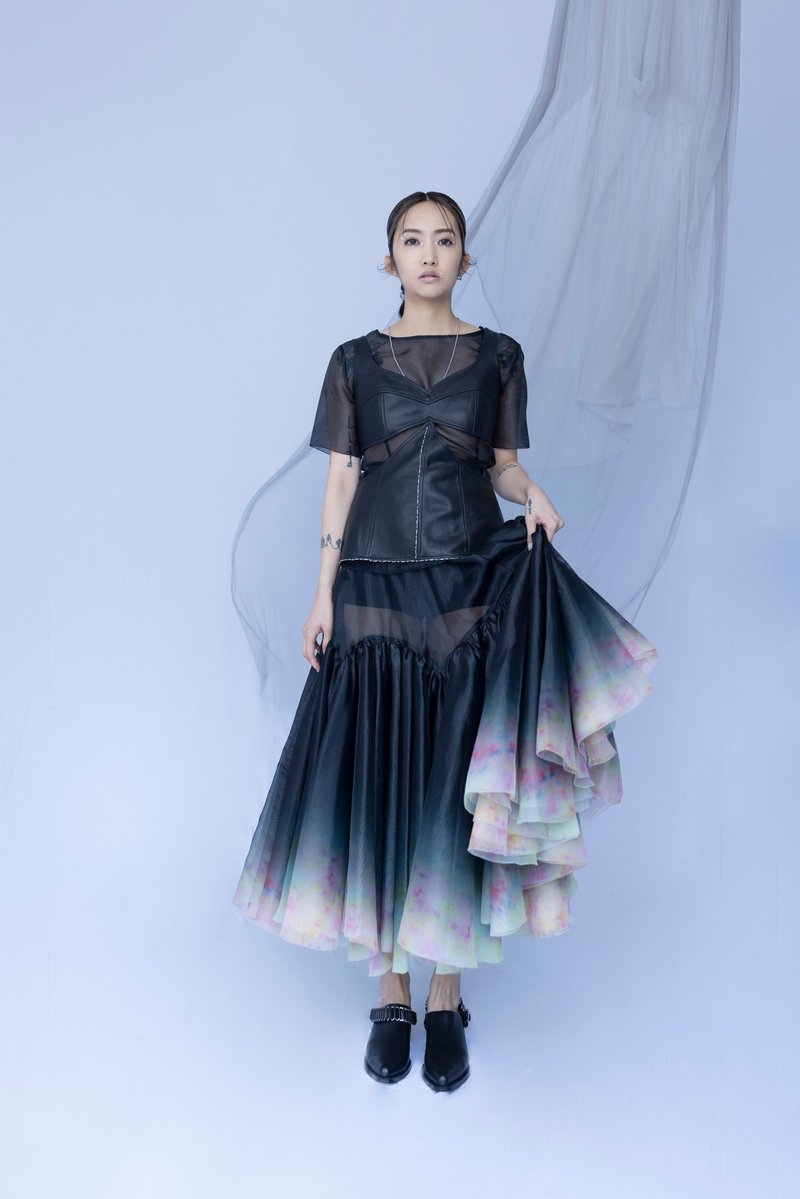 两件式真皮上衣及大裙摆印花长裙套装 - 裙子 - 丝．绢 黑色