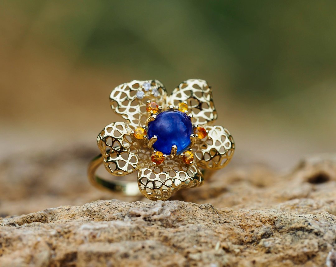 Flower design gold ring with sapphire cabochon, yellow sapphires and diamonds. - 戒指 - 贵金属 金色