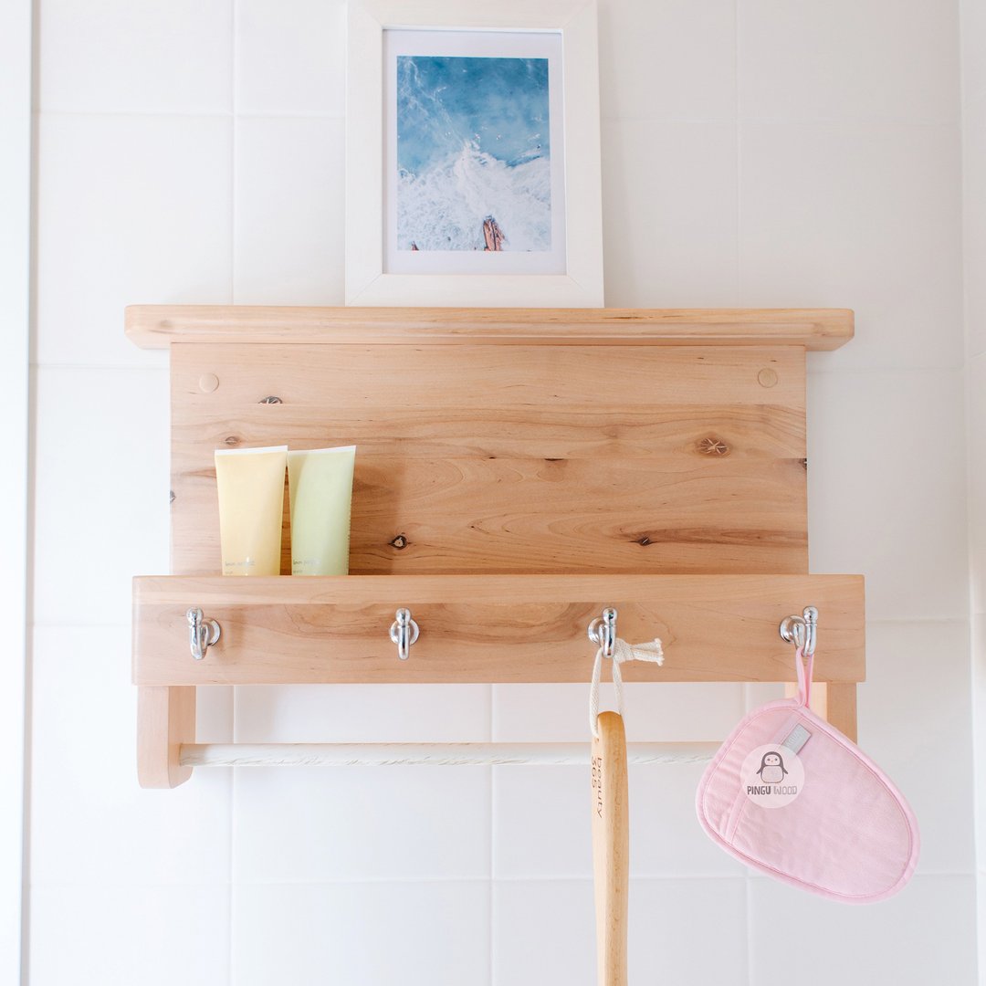 Bathroom shelf for accessories with towel drying rail, with hooks for clothes - 收纳用品 - 木头 