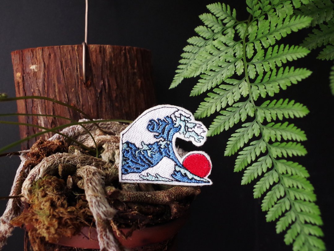 冲浪里 刺绣别针 /刺绣贴(1个) __ 刺绣、圣诞礼物、插画、包邮 - 徽章/别针 - 绣线 蓝色
