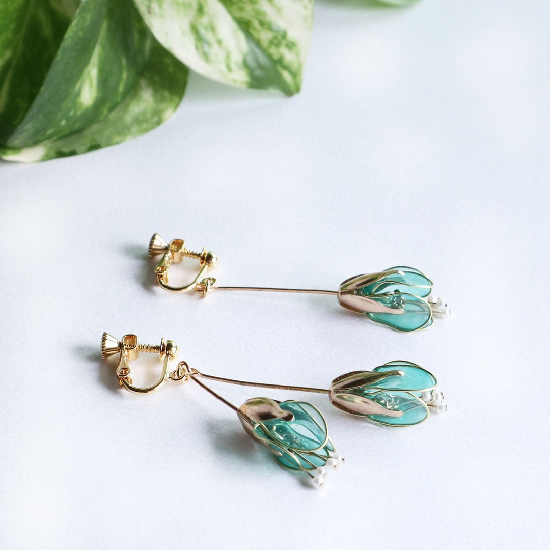 Flower earrings waiting for light Emerald - 耳环/耳夹 - 其他材质 绿色