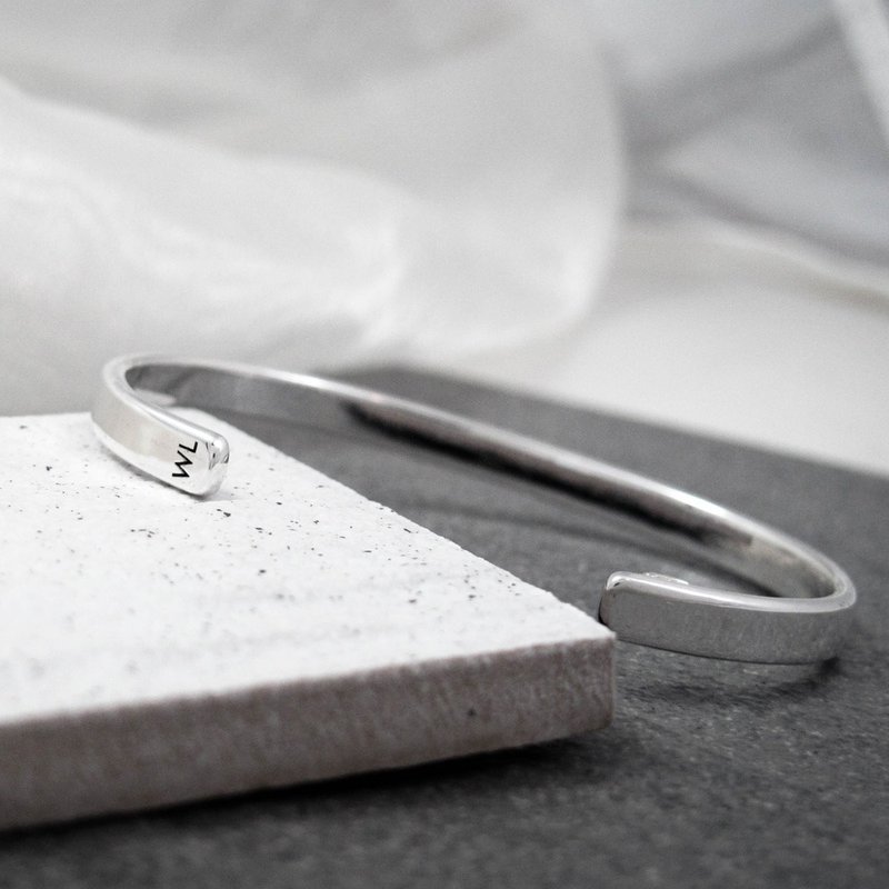 姓名缩写手环(小)A款 925纯银定制化订制 刻字手环 - 手链/手环 - 银 银色