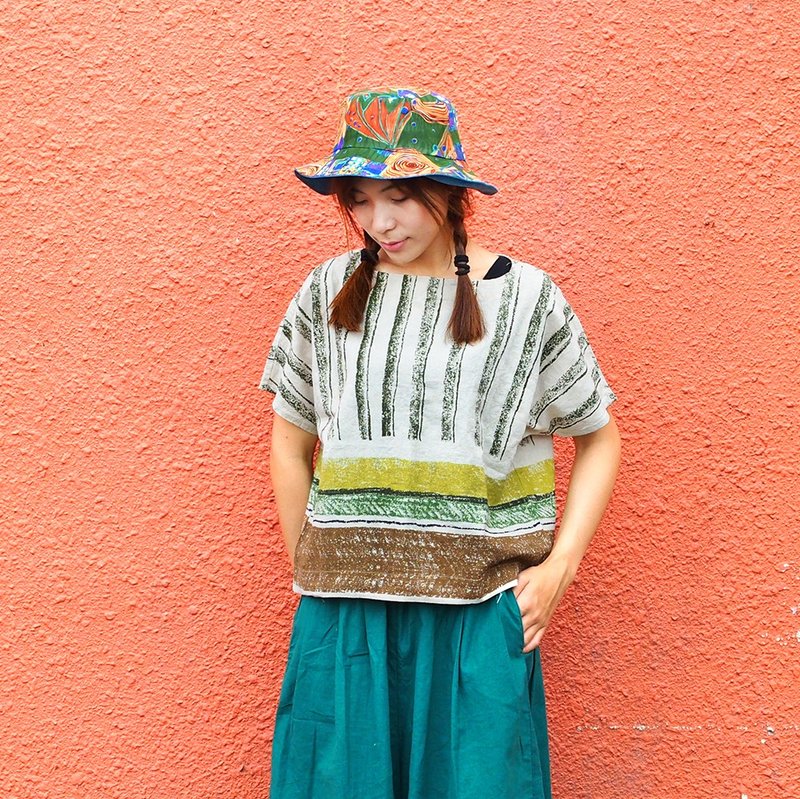 小牛村 棉麻 百搭 短版上衣【彩条蜡笔绘】卡其底 J-26 限量 - 女装上衣 - 棉．麻 卡其色