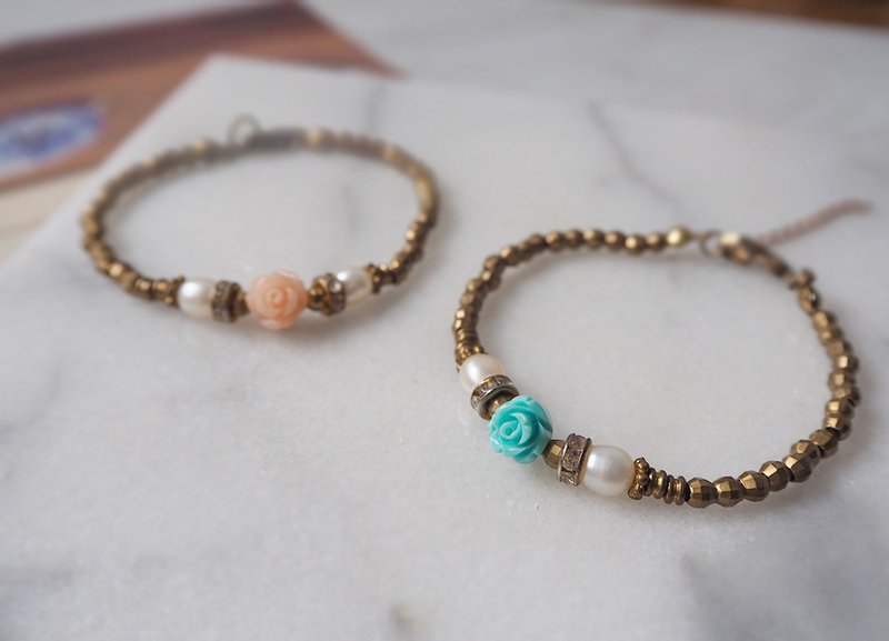 majime永恒玫瑰 / 珊瑚 锆石 天然珍珠 轻珠宝 黄铜手链  B30 - 手链/手环 - 珍珠 金色