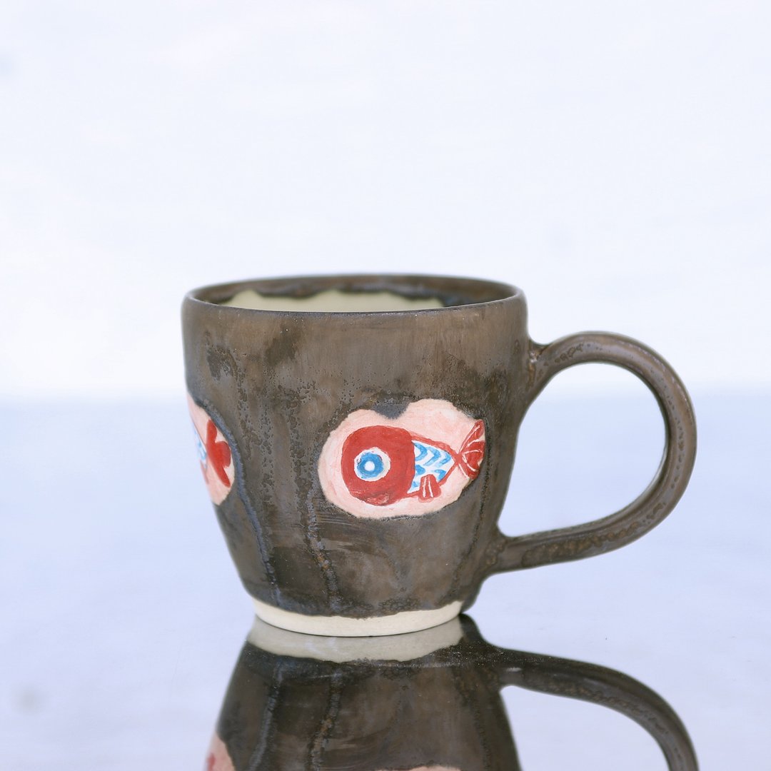 Mug with Bronze glaze and red goldfish painting - 咖啡杯/马克杯 - 陶 红色