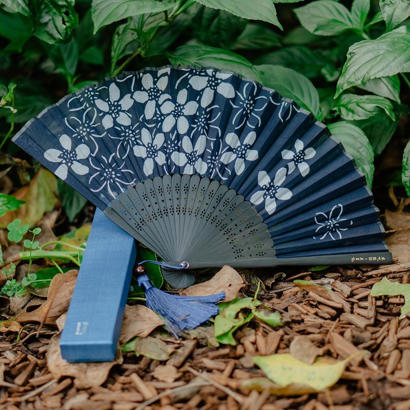 卓也蓝染－蓝染手工折扇(桐花型染) - 扇子 - 棉．麻 蓝色