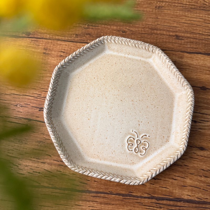 【小丸 森林 浮雕】蝴蝶 15.5 厘米 八角盘  甜点盘 - 盘子/餐盘/盘架 - 陶 白色