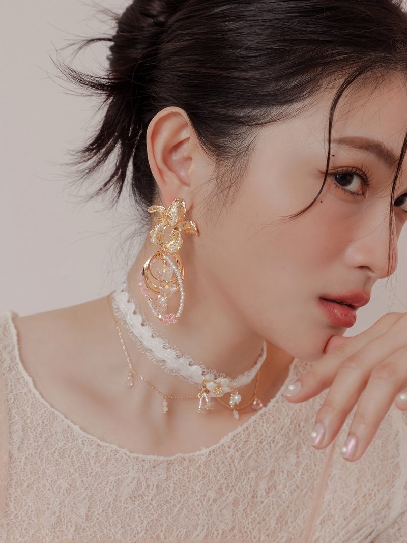 住在心里。MUCHAT手作14KGP铃兰花镂空珍珠纯银针耳环 - 耳环/耳夹 - 其他金属 金色