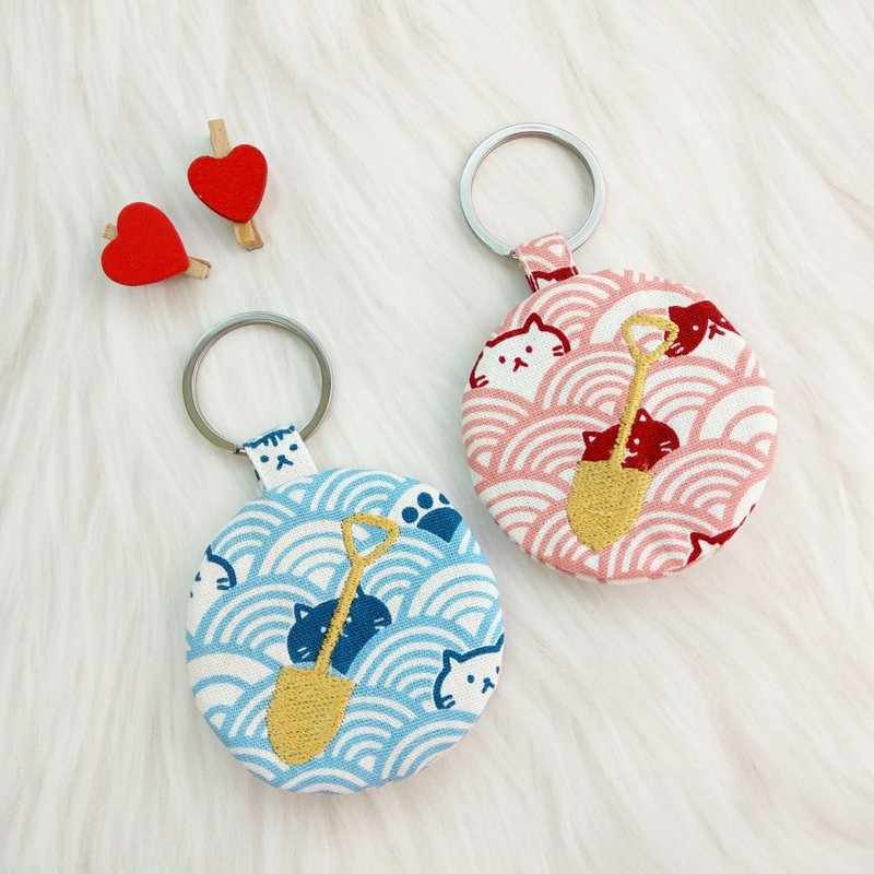 猫咪青海波。圆满金铲子。结婚礼物平安符袋 (可绣名字) - 钥匙链/钥匙包 - 棉．麻 红色