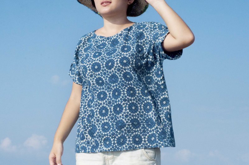 蓝染蜡染纯棉上衣/印度棉手工衣/手织布宽版上衣-刺绣花朵indigo - 女装上衣 - 棉．麻 蓝色