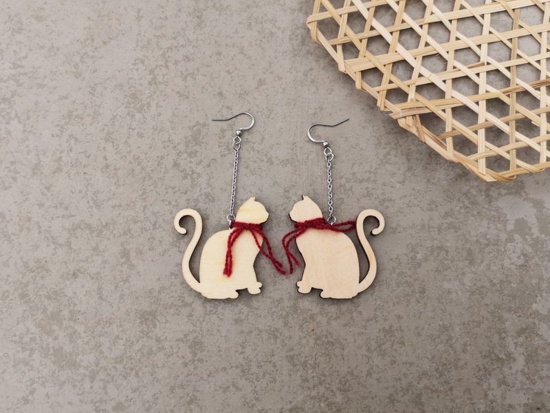 围巾猫咪木耳环 - 耳勾 耳夹 防敏 不锈钢 可爱 动物 - 耳环/耳夹 - 木头 卡其色