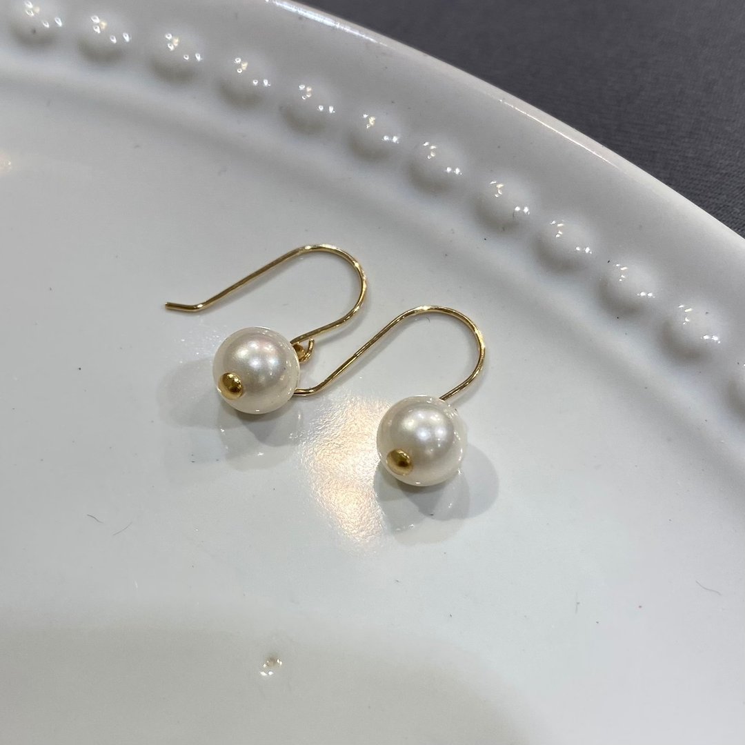 【K18 黄金贝壳珍珠】18K 金 6mm 泉州贝珍珠 钩式耳环 18KP9 六月诞生石 【实心金】 - 耳环/耳夹 - 其他金属 白色