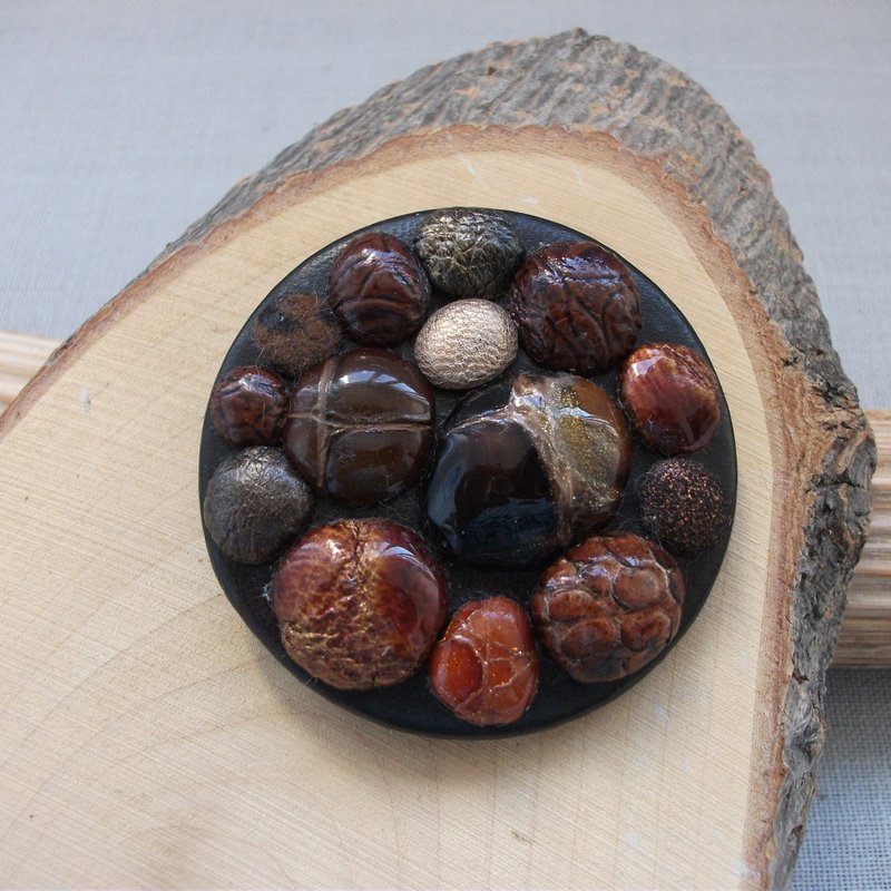 缀有棕色宝石的真皮胸针 - 胸针 - 真皮 咖啡色