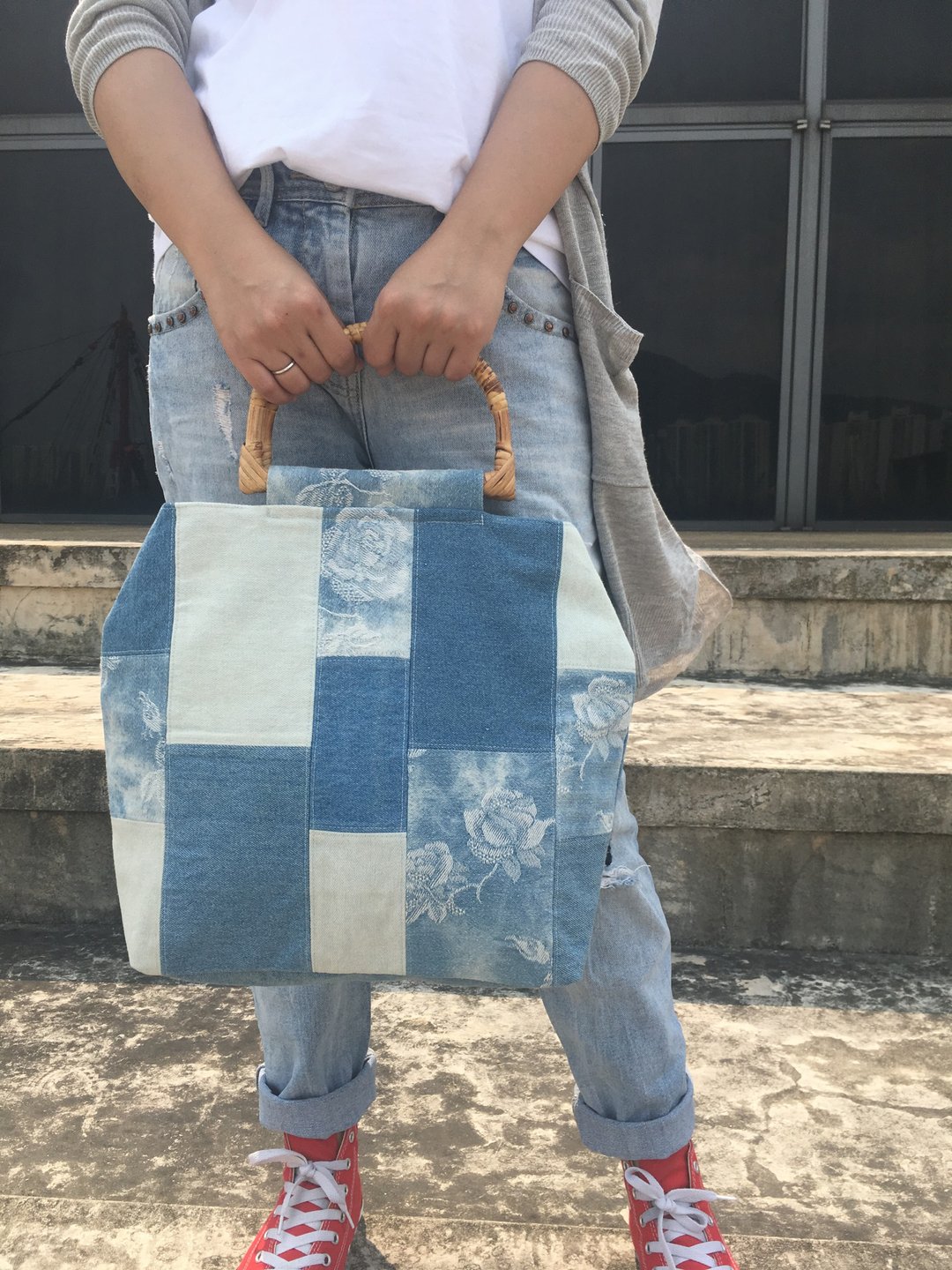 Denim Patchwork Bag  牛仔拼布包 竹提把手提包 拼布包 玫瑰花 - 手提包/手提袋 - 棉．麻 蓝色