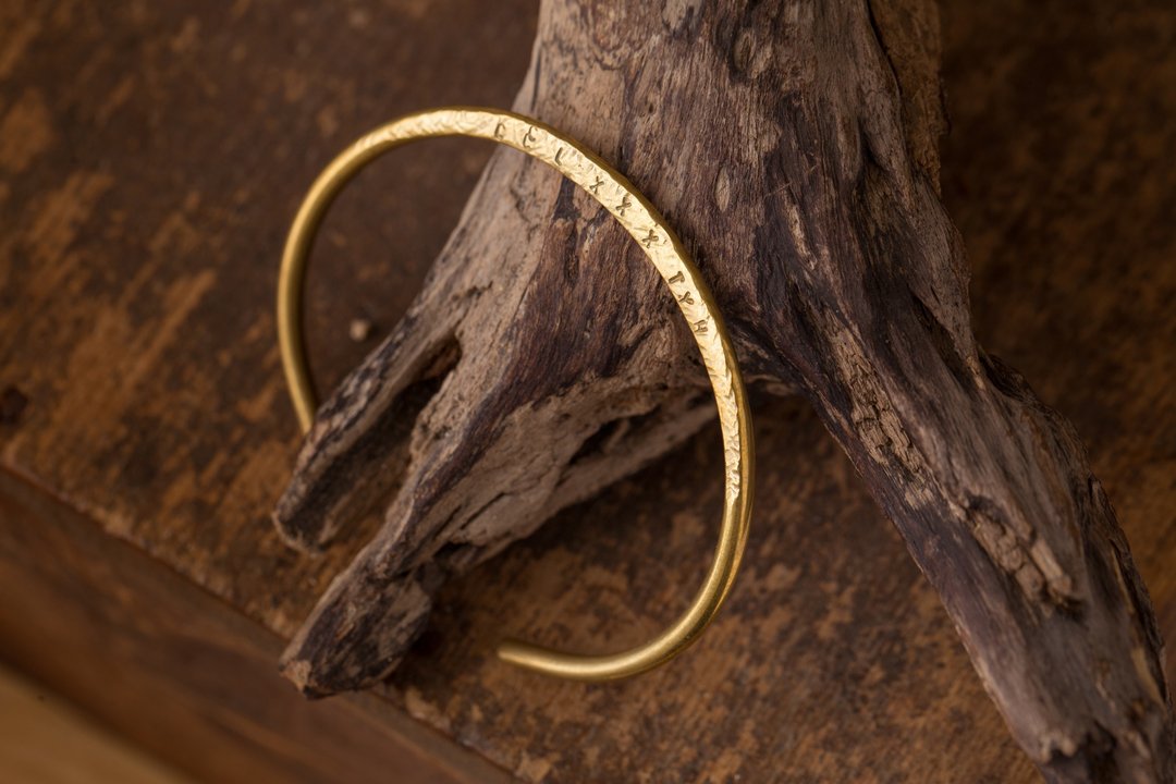 Hammered Moon Bangle Lecture 手环 - 铜 - 侧敲弯月 4mm - 手链/手环 - 铜/黄铜 金色