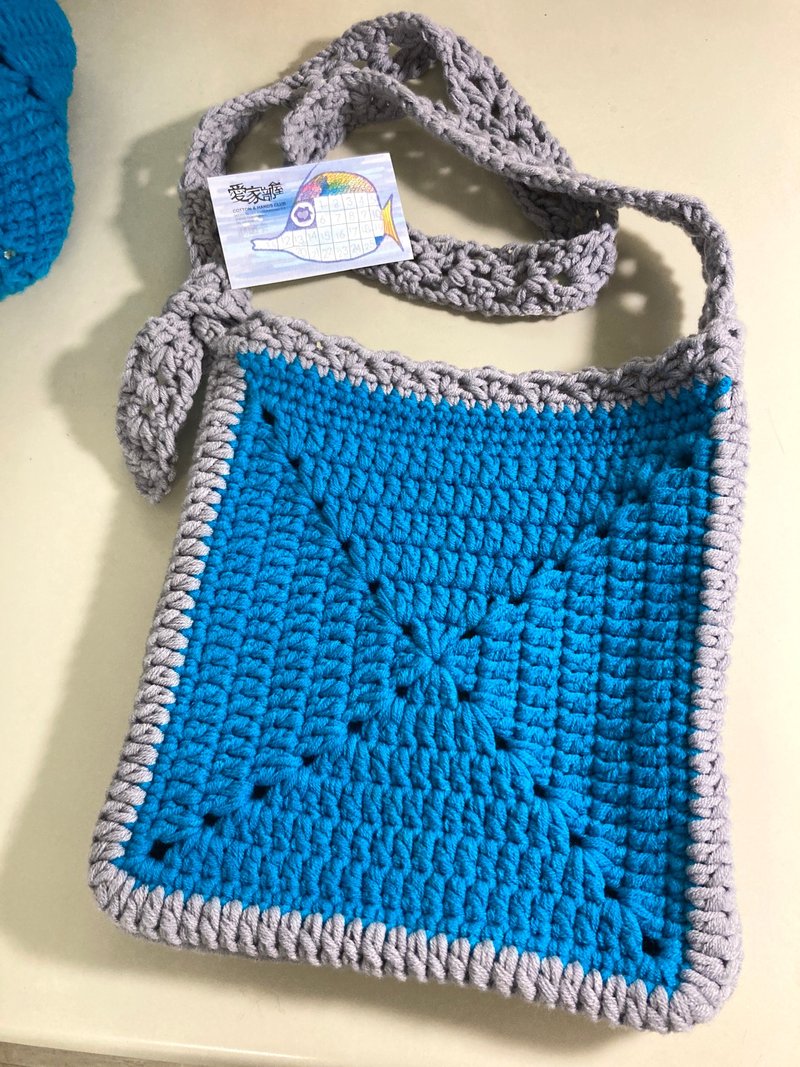 窗花拼接手工钩织斜背袋 祖母方格 亮蓝色 - 侧背包/斜挎包 - 棉．麻 蓝色