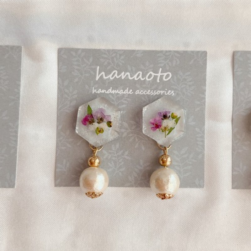 cotton pearl × dried flowers silver color earrings - 耳环/耳夹 - 树脂 银色