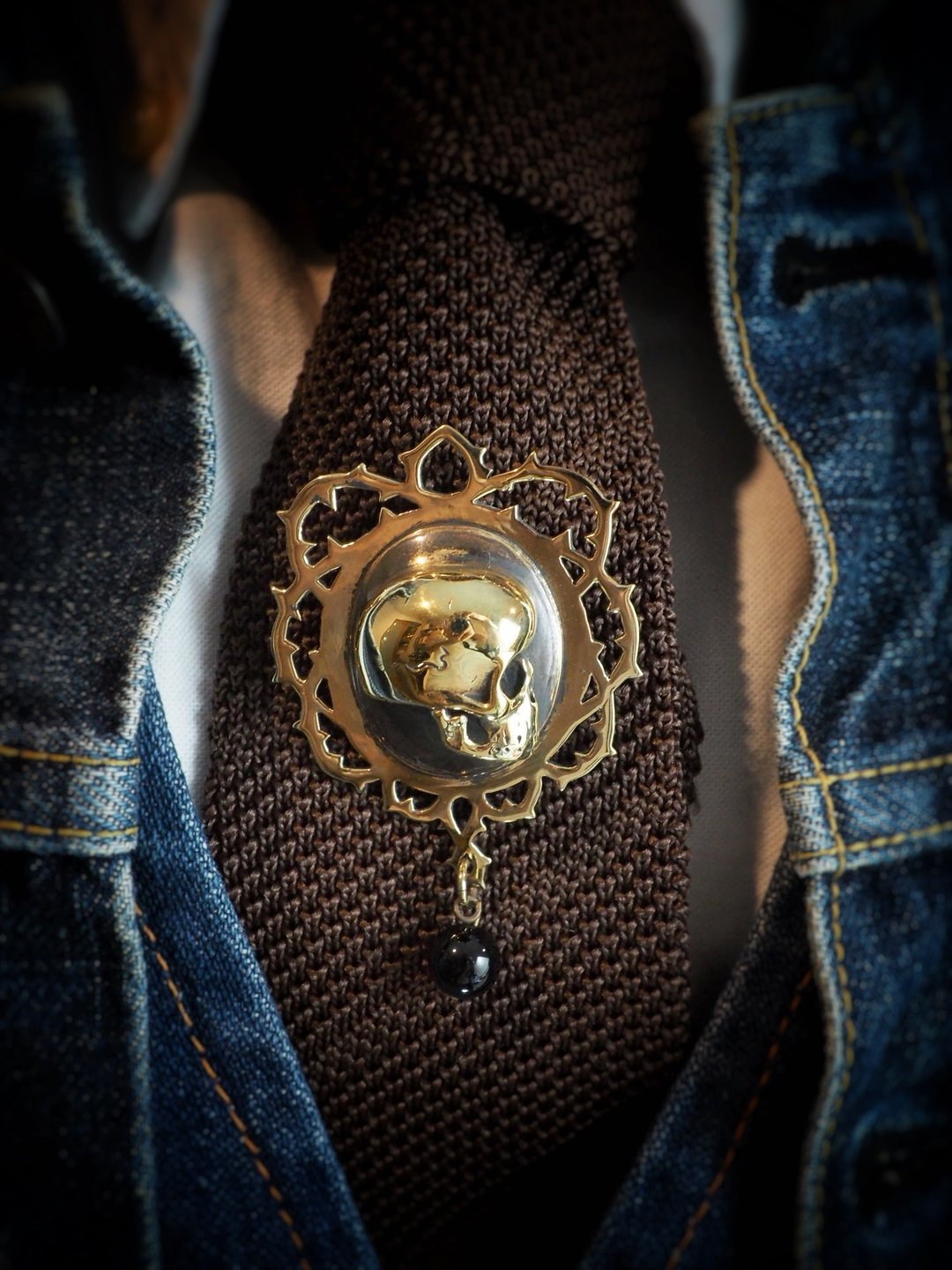 Brass Goth Skull Brooch With Onyx Bead. - 胸针 - 其他金属 