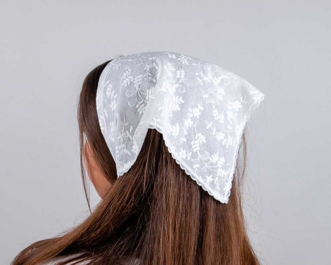 White embroidered floral hair kerchief. Cotton triangle head scarf with ties. - 发饰 - 棉 白色