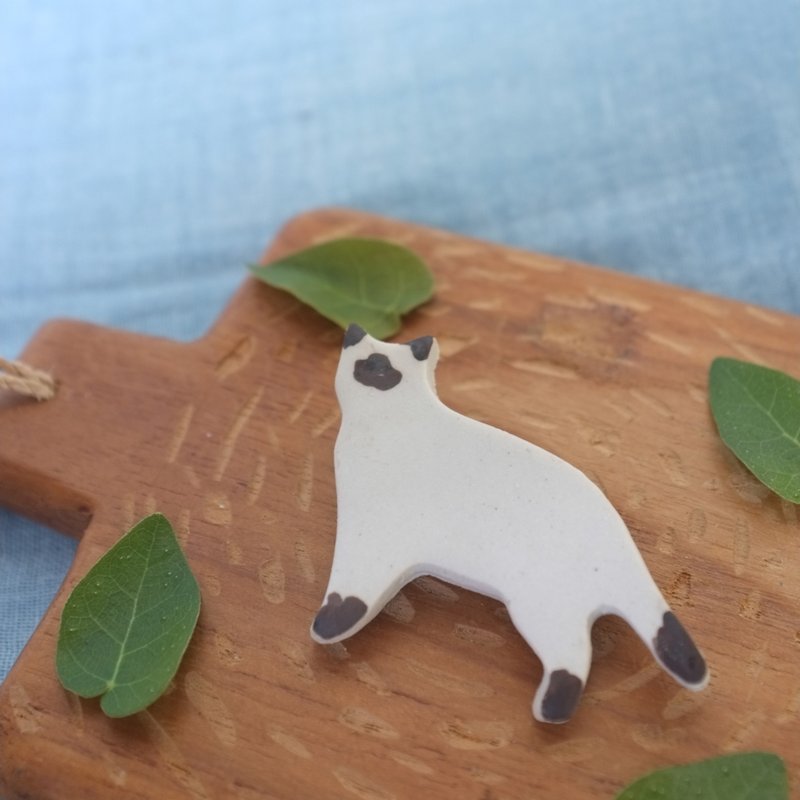 Siamese cat / ceramic brooch / handmade - 胸针 - 陶 白色