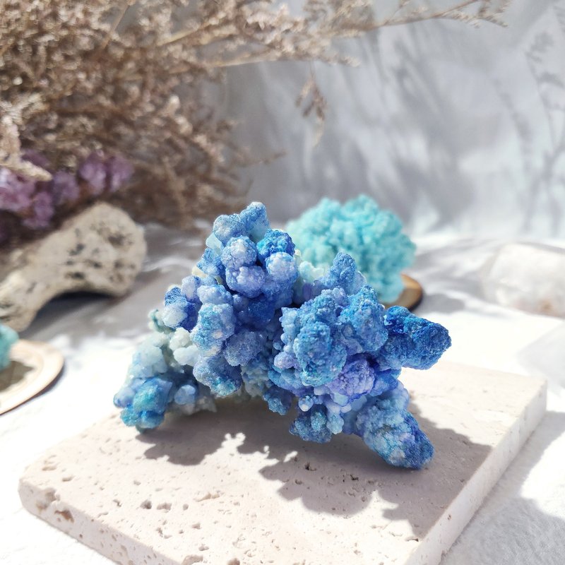 珊瑚海 天然蓝紫色蓝色文石原矿晶簇配独家订作能量符文木垫 - 摆饰 - 水晶 蓝色