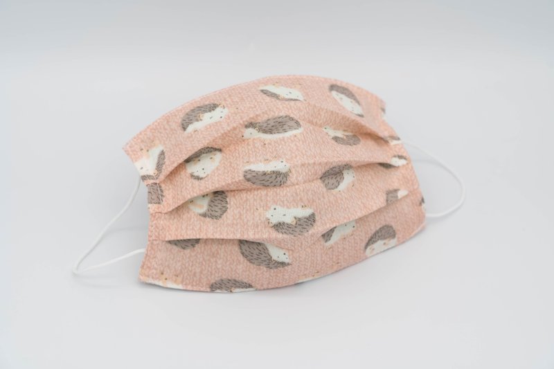 玩布手作。日本二重纱口罩套(小刺猬_粉) - 口罩 - 棉．麻 