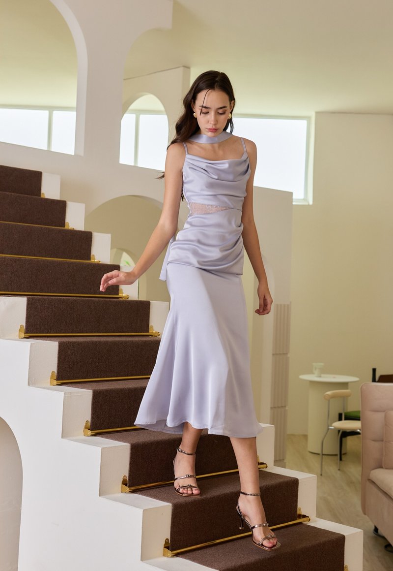 蕾丝腰带和围巾的缎面长裙 - 洋装/连衣裙 - 其他材质 